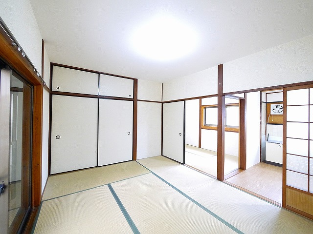 六条七番住宅の居間・リビング|明るい色調の室内です