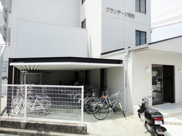 グランテージ明西の駐車場