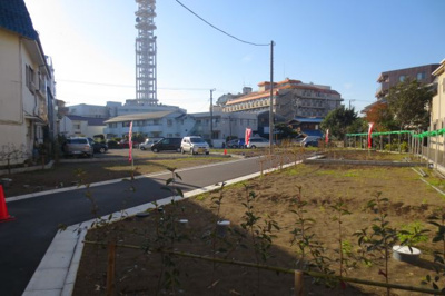 【前面道路含む現地写真】 | MLH藤沢５棟（NO.2）-建築条件無し売地（土地） | 現地完成しました！開発道路も入った綺麗な分譲地です！条件無しの売地のため、ご自宅にはもちろん、容積率も200％あるため、事務所やご商売にも最適です☆