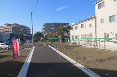 【前面道路含む現地写真】 | MLH藤沢５棟（NO.2）-建築条件無し売地（土地） | 現地完成しました！開発道路も入った綺麗な分譲地です！条件無しの売地のため、ご自宅にはもちろん、容積率も200％あるため、事務所やご商売にも最適です☆
