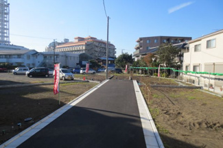 【前面道路含む現地写真】 | 現地完成しました！開発道路も入った綺麗な分譲地です！条件無しの売地のため、ご自宅にはもちろん、容積率も200％あるため、事務所やご商売にも最適です☆