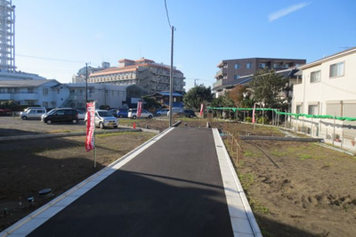 【前面道路含む現地写真】 | MLH藤沢５棟（NO.3）-建築条件無し売地（土地） | 現地完成しました！開発道路も入った綺麗な分譲地です！条件無しの売地のため、ご自宅にはもちろん、容積率も200％あるため、事務所やご商売にも最適です☆