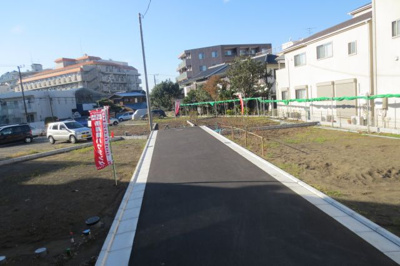【前面道路含む現地写真】 | MLH藤沢５棟（NO.4）-建築条件無し売地（土地） | 現地完成しました！開発道路も入った綺麗な分譲地です！条件無しの売地のため、ご自宅にはもちろん、容積率も200％あるため、事務所やご商売にも最適です☆