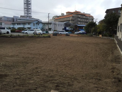 【前面道路含む現地写真】 | MLH藤沢５棟（NO.4）-建築条件無し売地（土地） | 全区画１１０㎡（33坪）以上・全５区画の分譲地。
JR東海道線、小田急江ノ島線「藤沢駅徒歩8分」
前面道路は交通量も少なく、市街地とは思えない静かなエリアです