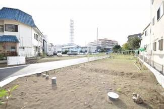 【前面道路含む現地写真】 | 現地完成しました！開発道路も入った綺麗な分譲地です！条件無しの売地のため、ご自宅にはもちろん、容積率も200％あるため、事務所やご商売にも最適です☆