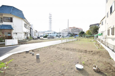 【前面道路含む現地写真】 | MLH藤沢５棟（NO.5）-建築条件無し売地（土地） | 現地完成しました！開発道路も入った綺麗な分譲地です！条件無しの売地のため、ご自宅にはもちろん、容積率も200％あるため、事務所やご商売にも最適です☆