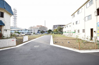 【前面道路含む現地写真】 | 現地完成しました！開発道路も入った綺麗な分譲地です！条件無しの売地のため、ご自宅にはもちろん、容積率も200％あるため、事務所やご商売にも最適です☆