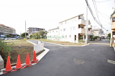 【前面道路含む現地写真】 | MLH藤沢５棟（NO.5）-建築条件無し売地（土地） | 現地完成しました！開発道路も入った綺麗な分譲地です！条件無しの売地のため、ご自宅にはもちろん、容積率も200％あるため、事務所やご商売にも最適です☆