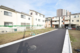 【前面道路含む現地写真】 | 現地完成しました！開発道路も入った綺麗な分譲地です！条件無しの売地のため、ご自宅にはもちろん、容積率も200％あるため、事務所やご商売にも最適です☆