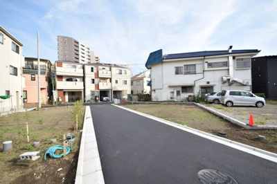 【前面道路含む現地写真】 | MLH藤沢５棟（NO.5）-建築条件無し売地（土地） | 現地完成しました！開発道路も入った綺麗な分譲地です！条件無しの売地のため、ご自宅にはもちろん、容積率も200％あるため、事務所やご商売にも最適です☆