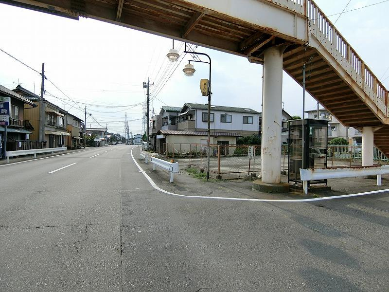 高崎市岩鼻町　売地の前面道路含む現地写真
