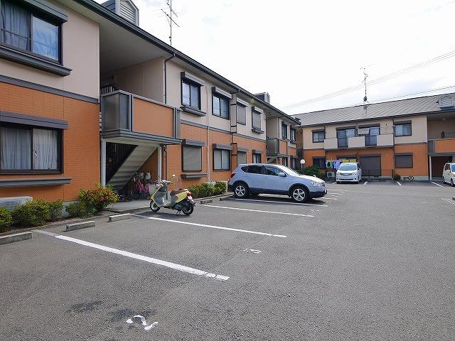 デサロージュ学園前Cの駐車場|駐車スペースもあります