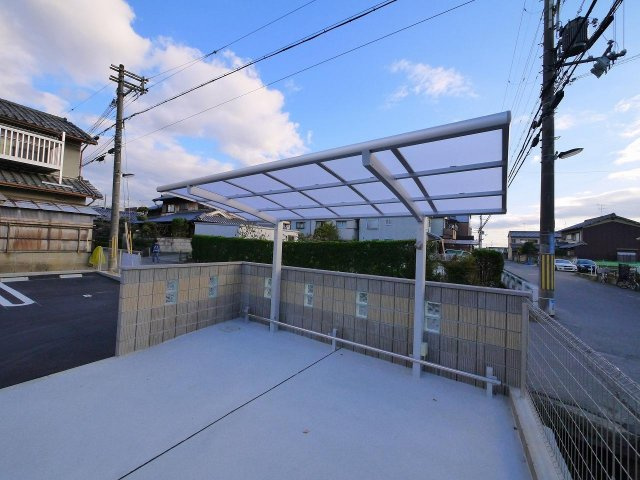 フラワーメゾン大安寺のその他共用部分|ゆったりとした駐輪スペース。
