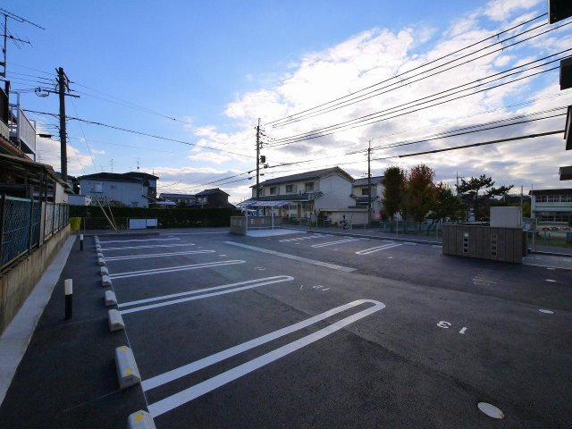 フラワーメゾン大安寺の駐車場|車をお持ちの方に嬉しい駐車場付きの物件です