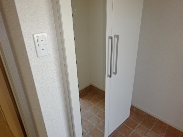 グラドゥアーレBの玄関|シューズボックス