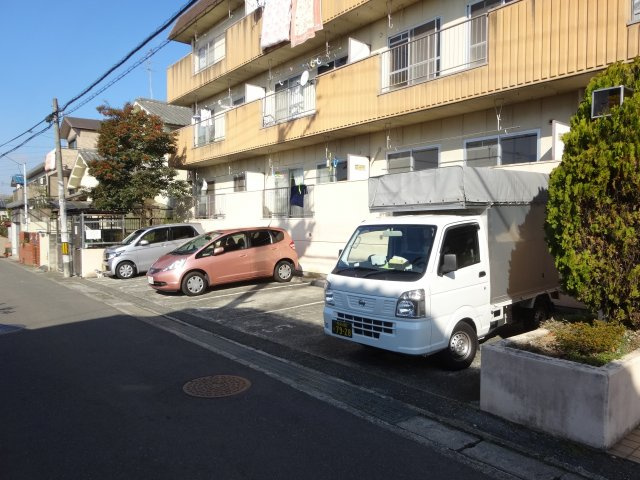 滝谷ユタカハイツの駐車場