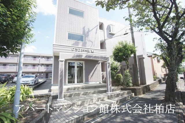 グランドール柏のエントランス