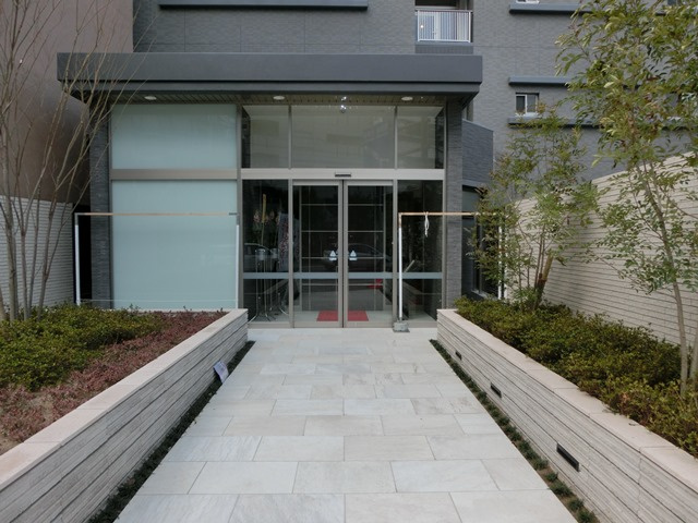 大阪市淀川区十三本町２丁目の賃貸マンションのエントランス