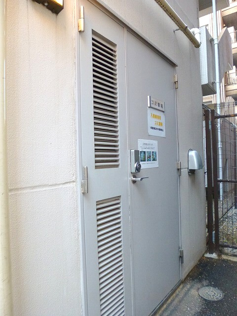 RESIDIA上野御徒町のエントランス|レジディア上野御徒町の２４時間利用可能なごみ置き場です