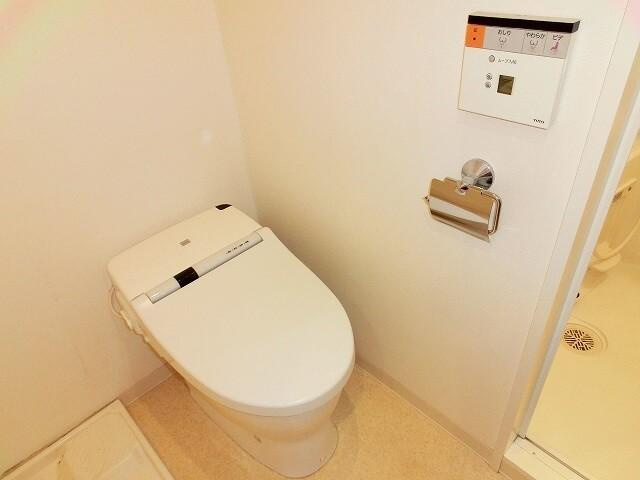 RESIDIA上野御徒町のトイレ|レジディア上野御徒町３１．２１㎡５号室の温水洗浄便座です
