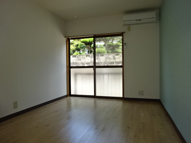 エステート中庄の居間・リビング|洋室