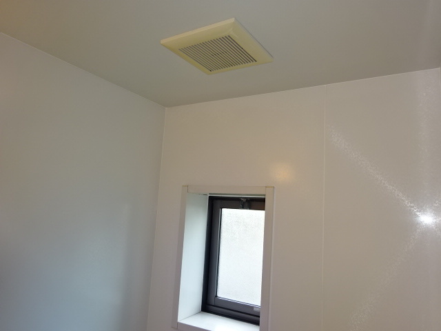 ペルレDの浴室|浴室換気扇・窓