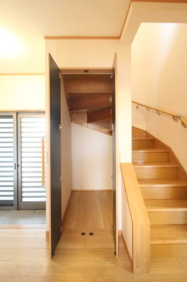 【収納】 | ＹＭＮ西茂呂貸住宅 | 玄関ホールにある収納です