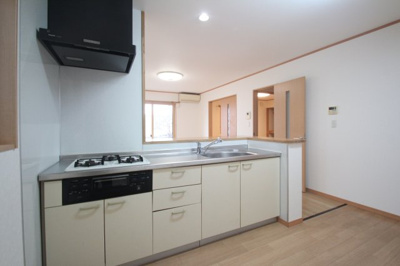 【キッチン】 | ＹＭＮ西茂呂貸住宅 | 3口コンロ付き！