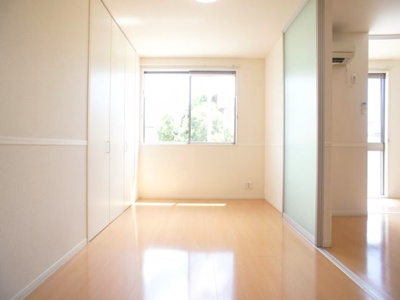 【子供部屋】 | メゾン・ボヌールＥ | 日当たり良好！充実収納付きの南側洋間です♪