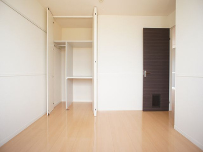 【寝室】 | メゾン・ボヌールＥ | 充実収納スペースがあります♪豊富な収納付き北側洋間です♪