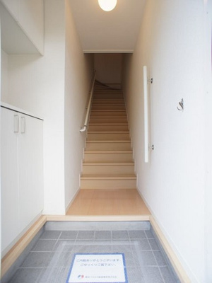 【玄関】 | メゾン・ボヌールＥ | 1階玄関専用内階段になっています♪