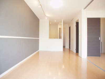 【居間・リビング】 | メゾン・ボヌールＥ | おしゃれなスランディングライトが付いています♪