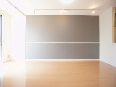 【居間・リビング】 | メゾン・ボヌールＥ | アクセントクロスとスライディングライトがおしゃれです♪