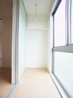 【バルコニー】 | メゾン・ボヌールＥ | 洗濯物安心！換気扇付きのサンルームが付いています♪