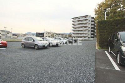 【駐車場】 | メゾンドコンソルテ | 駐車場があるので、車を買う予定の方も安心です