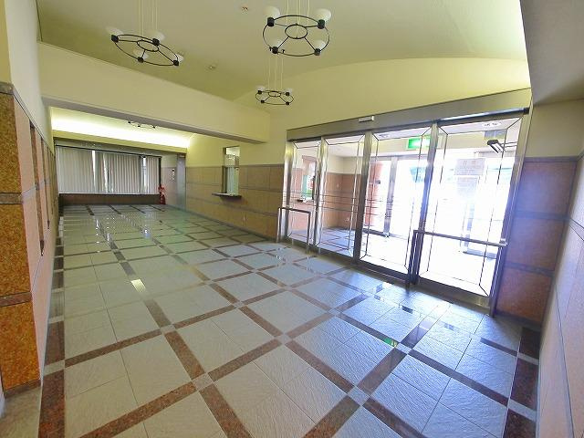 ローレルコート奈良のエントランス|オートロック付きで安心ですね。