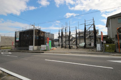 【前面道路含む現地写真】 | 大津市和邇中 新築分譲 | 2017年10月撮影、前面道路と建築中風景