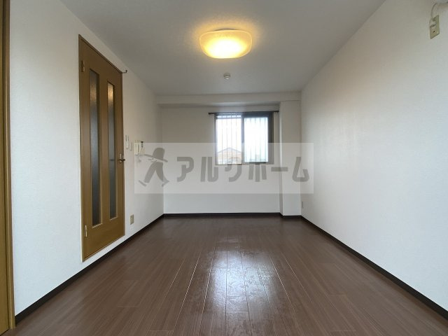 トレイズ2の居間・リビング|トレイズ2（藤井寺）　居室