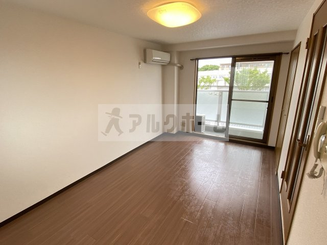 トレイズ2の居間・リビング|トレイズ2（藤井寺）　居室