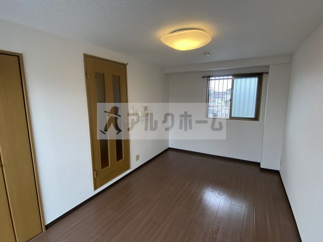 トレイズ2の居間・リビング|トレイズ2（藤井寺）　居室