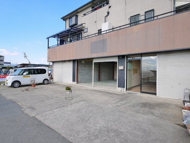 東九条事務所倉庫のエントランス