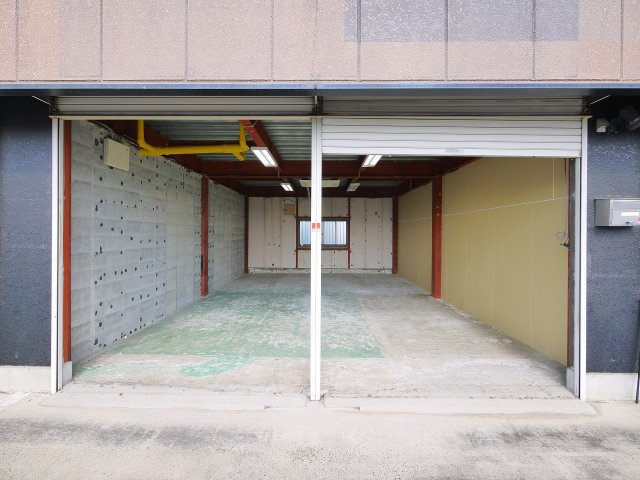 東九条事務所倉庫のエントランス