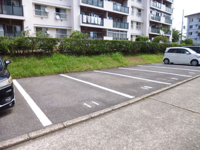 狩口台住宅28号棟の駐車場