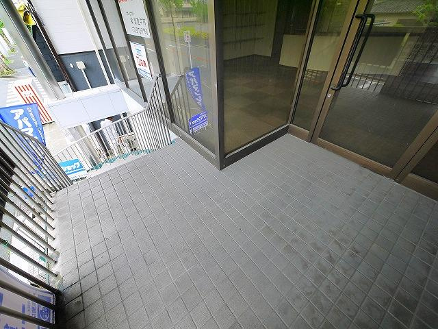 東生駒ツインビル1号館のエントランス|落ち着いたエントランスです