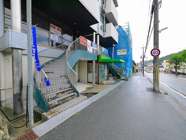 東生駒ツインビル1号館の周辺|階段です