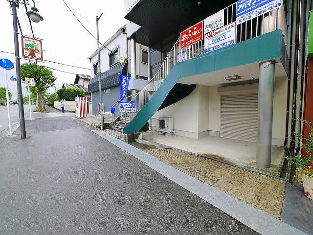 東生駒ツインビル1号館のエントランス|建物の内部です