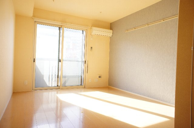 【居間・リビング】 | サンエールＭ．Ｓ | 明るい洋室のお部屋です
