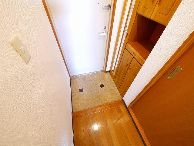 セピアコート（三条大路）の玄関|収納もある玄関です