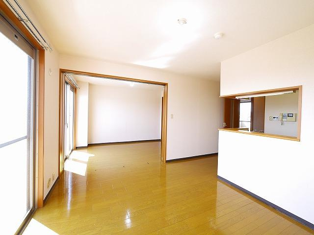 セピアコート（三条大路）の居間・リビング|こちらの居間で趣味の時間をお楽しみください