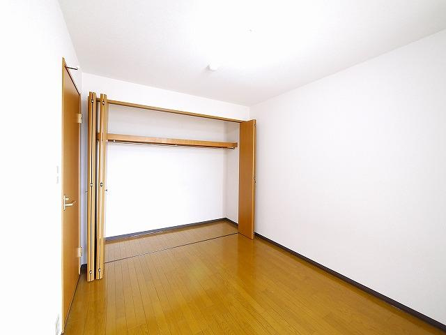 セピアコート（三条大路）の洋室|使い勝手のいい洋室です